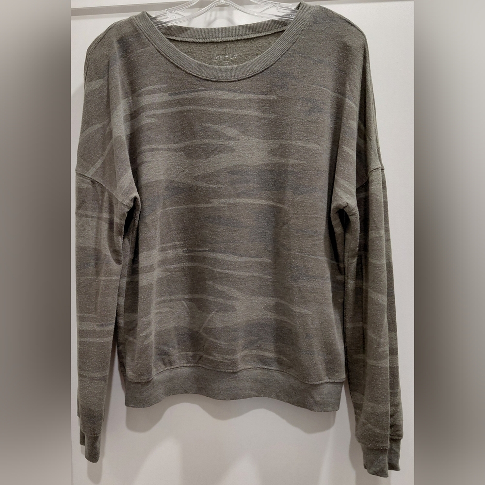 Zoe + Liv Sz M Camouflage Gray Crewneck Sweatshirt.